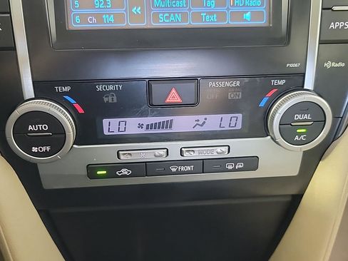 Used 2012 Toyota Camry XLE w/ Leather Pkg image 29