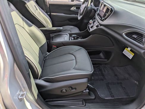 New 2026 Chrysler Pacifica Limited FWD image 39