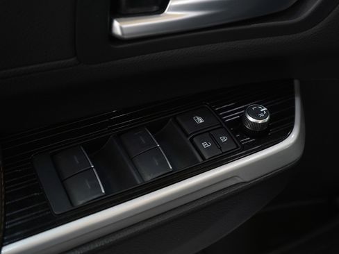 Used 2025 Toyota Sienna XSE image 23