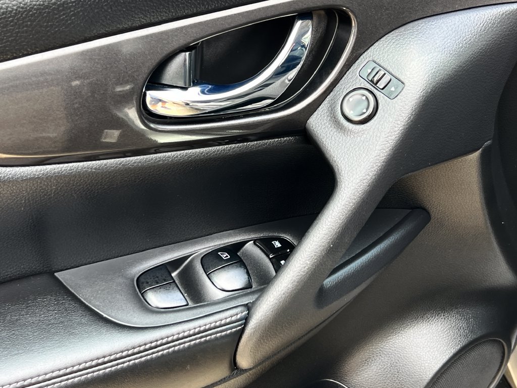 Used 2017 Nissan Rogue S FWD image 6