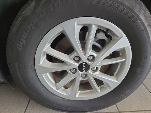 Used 2024 Kia Carnival LX FWD image 10