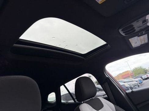 Used 2025 Chevrolet Trax RS w/ Sunroof Package FWD image 13