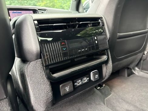 Used 2025 Jeep Wagoneer 4WD w/ Premium Group I image 16