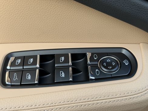 Certified 2025 Porsche Macan AWD/4WD image 21