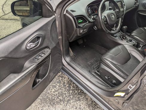 Used 2019 Jeep Cherokee Latitude Plus AWD/4WD image 9