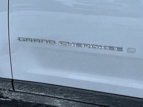 Used 2023 Jeep Grand Cherokee L Laredo image 34