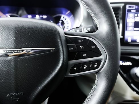 Used 2022 Chrysler Pacifica Touring-L FWD image 33