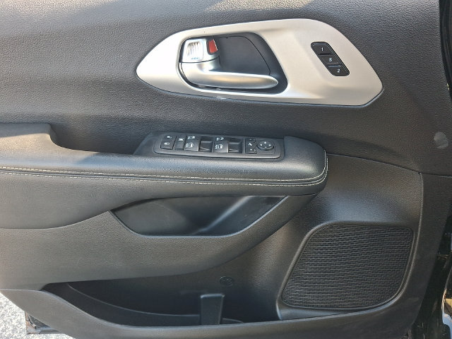 Used 2025 Chrysler Pacifica Limited FWD image 12