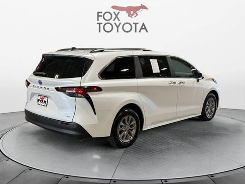 Used 2025 Toyota Sienna XLE w/ XLE Plus Package image 6