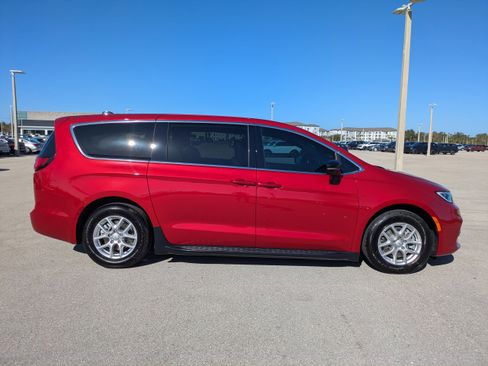 Used 2026 Chrysler Pacifica Select image 4