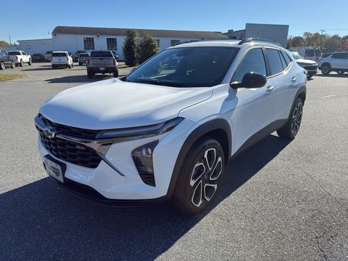 New 2026 Chevrolet Trax RS w/ Sunroof Package image 2