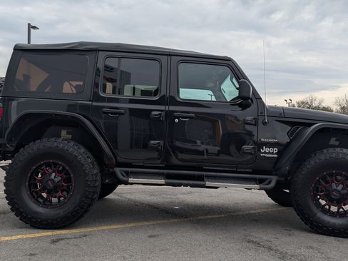 Used 2019 Jeep Wrangler Unlimited Sahara w/ Cold Weather Group AWD/4WD image 4