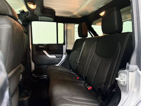 Used 2018 Jeep Wrangler Unlimited Sahara image 16