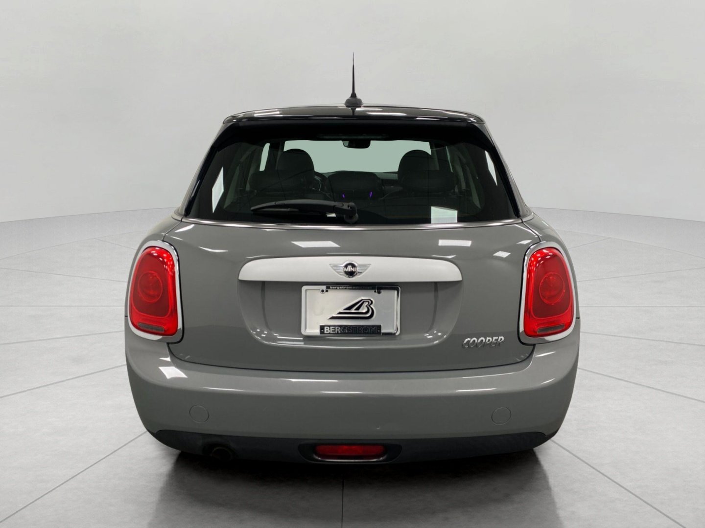 Used 2015 MINI Cooper 4-Door Hardtop FWD image 4