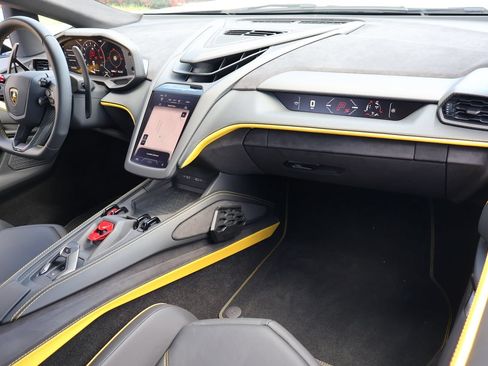 Used 2025 Lamborghini Revuelto AWD/4WD image 15