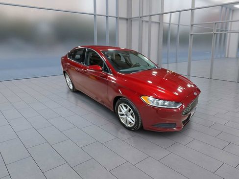 Used 2016 Ford Fusion SE image 2