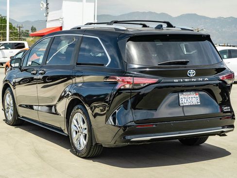 Certified 2022 Toyota Sienna Limited FWD image 5