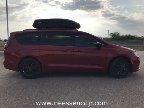 New 2025 Chrysler Pacifica Select w/ Fav Edition Package image 8