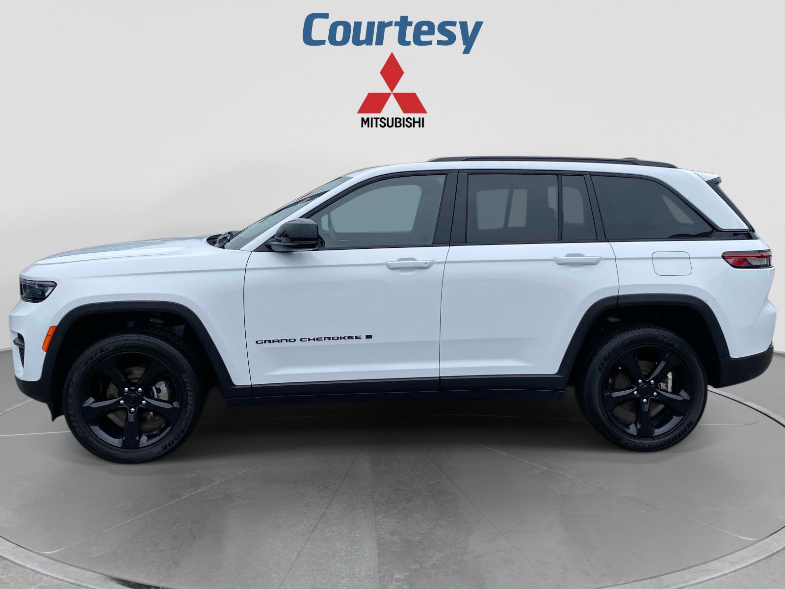 Used 2023 Jeep Grand Cherokee Altitude AWD/4WD image 2