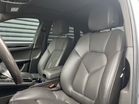 Certified 2021 Porsche Macan image 4