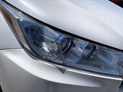 Used 2019 Toyota Highlander XLE w/ Carpet Mat Package (TMS) AWD/4WD image 27