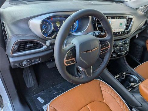 New 2026 Chrysler Pacifica Pinnacle image 3