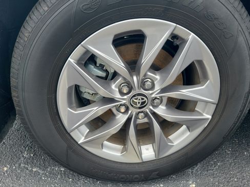 Used 2025 Toyota Sienna XLE FWD image 7