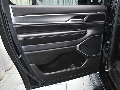 Used 2025 Jeep Wagoneer L Series II w/ 8-pass Seating Package image 13