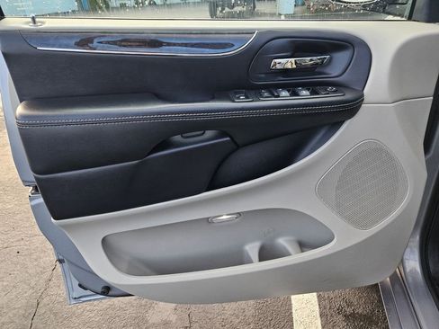 Used 2014 Chrysler Town & Country Touring image 10