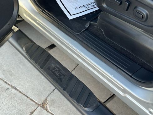 Used 2018 Nissan Titan SV w/ SV Convenience Package image 13