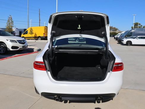 Used 2019 Jaguar XE Premium image 9