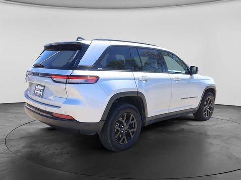 Used 2024 Jeep Grand Cherokee Altitude AWD/4WD image 8