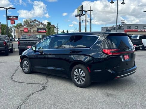 Used 2024 Chrysler Pacifica Limited FWD image 4
