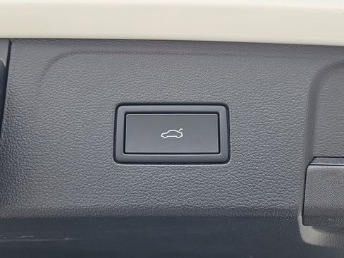 Certified 2025 Volkswagen Atlas SEL Premium R-Line image 19