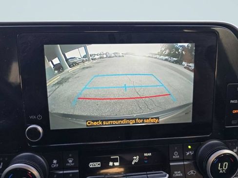 Used 2024 Toyota Highlander XLE FWD image 12