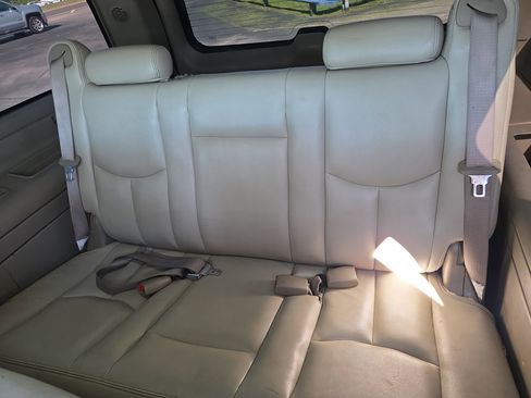 Used 2005 Chevrolet Suburban LT w/ Preferred Equipment Group RWD image 12