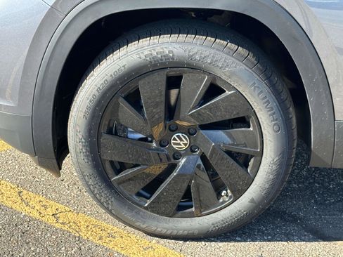 New 2025 Volkswagen Atlas SE image 9