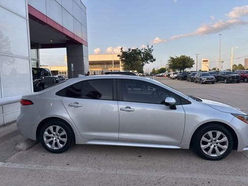 Used 2022 Toyota Corolla LE image 2