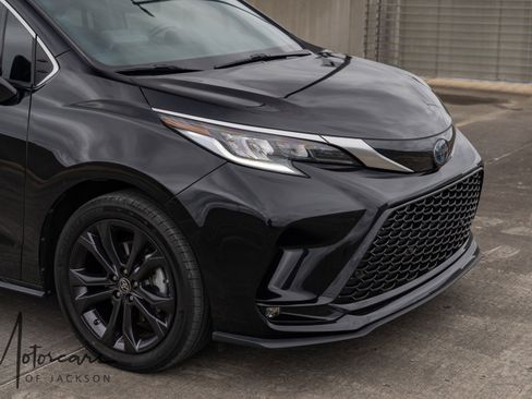 Used 2023 Toyota Sienna XSE image 29