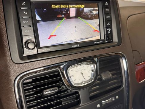 Used 2014 Chrysler Town & Country Touring-L w/ Driver Convenience Group image 30
