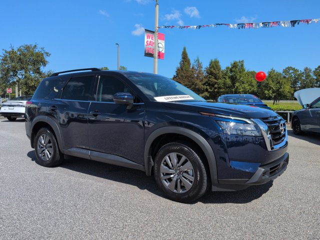 Used 2024 Nissan Pathfinder SV FWD image 2
