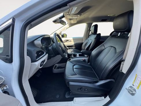 Used 2024 Chrysler Pacifica Touring-L FWD image 9