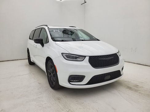 Used 2024 Chrysler Pacifica Touring-L w/ S Appearance Package image 16