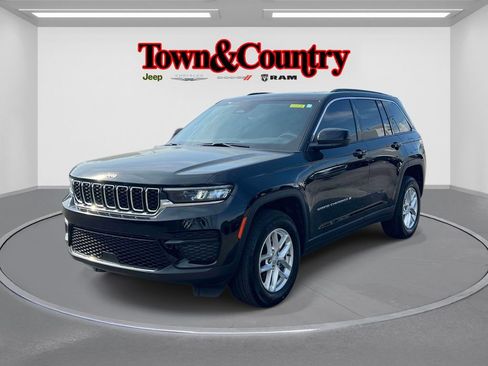 Certified 2024 Jeep Grand Cherokee Laredo X w/ Luxury Tech Group I AWD/4WD image 3