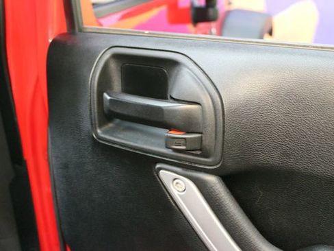 Used 2017 Jeep Wrangler Unlimited Rubicon w/ Cold Weather Group AWD/4WD image 12