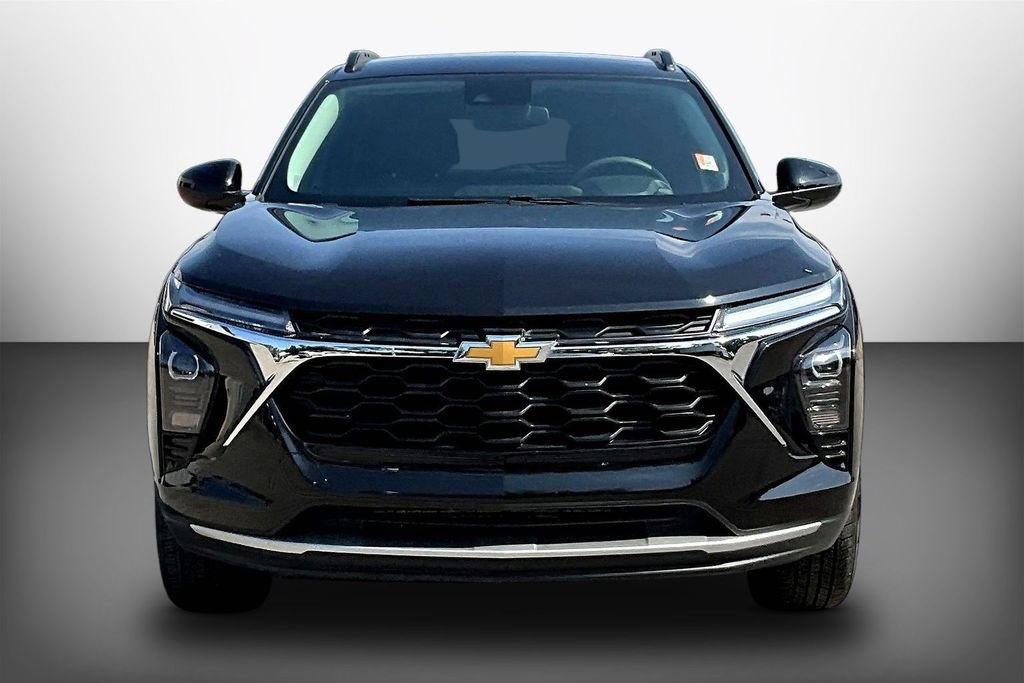 Used 2025 Chevrolet Trax LT FWD image 2