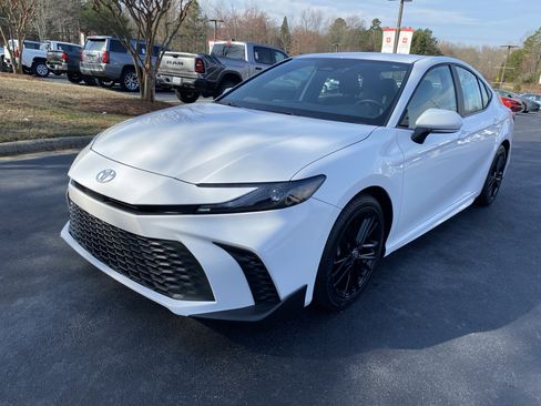 Certified 2025 Toyota Camry SE image 1