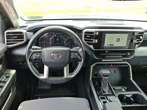 Used 2022 Toyota Tundra SR5 w/ SR5 Convenience Package AWD/4WD image 12