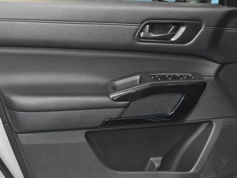 Certified 2025 Nissan Pathfinder SV image 4