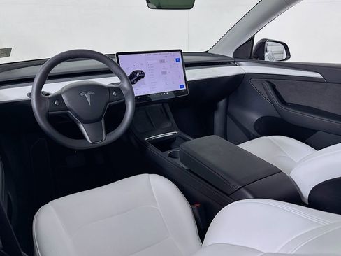 Used 2024 Tesla Model Y Long Range image 38